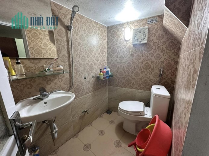 SÁT VĂN MIẾU - Nhà 3 tầng phố Nguyễn Khuyến – 15m2 chỉ 1.55 tỷ - HAI THOÁNG, NGÕ THẲNG GẦN PHỐ
