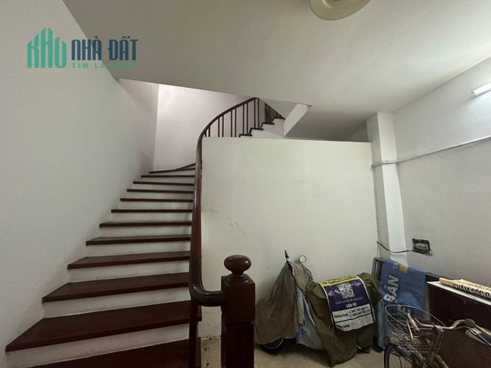 Cho thuê tầng 2,3 mặt phố Lò Đúc, MT 12m, DT 400m, lối đi riêng biệt, 35 triệu
