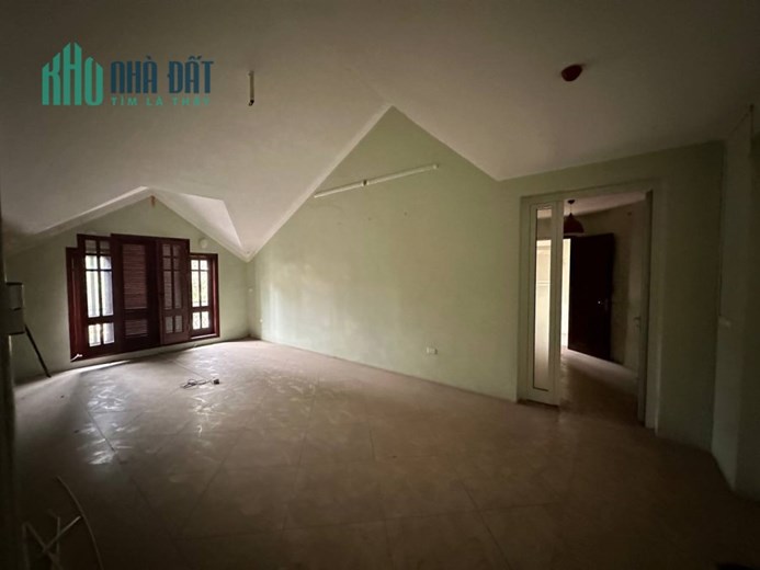 Cho thuê tầng 2,3 mặt phố Lò Đúc, MT 12m, DT 400m, lối đi riêng biệt, 35 triệu