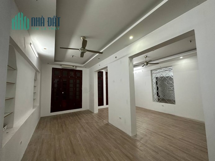 Cho thuê tầng 2,3 mặt phố Lò Đúc, MT 12m, DT 400m, lối đi riêng biệt, 35 triệu