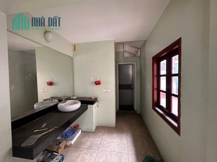 Cho thuê tầng 2,3 mặt phố Lò Đúc, MT 12m, DT 400m, lối đi riêng biệt, 35 triệu