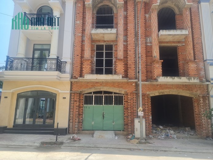 NHÀ LẦU THÔ LIỀN KỀ CHỢ TRẢNG BÀNG, KHU TRUNG TÂM THỊ XÃ TRẢNG BÀNG