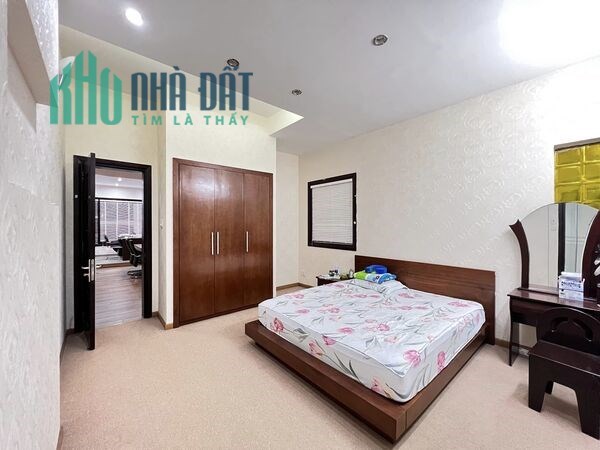 Biệt Thự KDC Trung Sơn, 200m2, 3 tầng, 10m x 20m, Giá 24.8 Tỷ, nội thất cao cấp