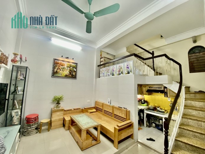 Bán nhanh nhà Võ Thị Sáu, Hai Bà Trưng, 30m, 4T, 3 tỷ, Ô tô, 0814995566.