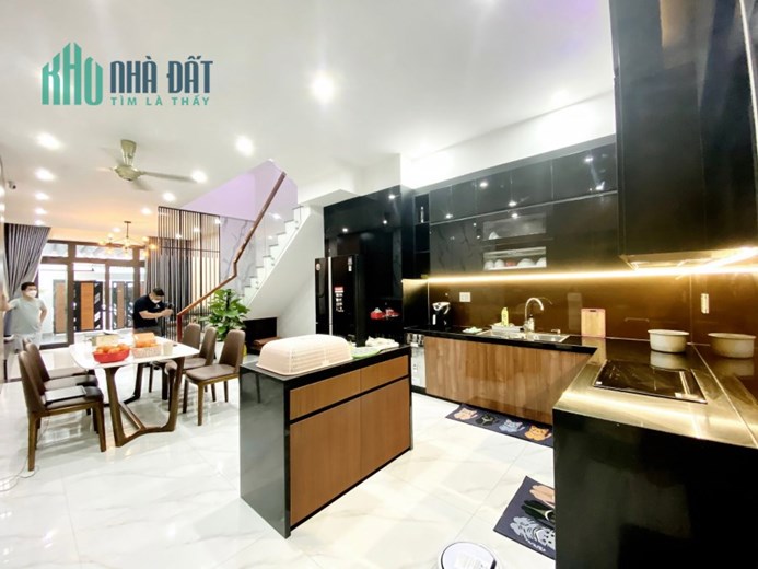 Bán Gấp Nhà MP Doãn Kế Thiện, KD Sầm Uất, DT 70m2, Giá 15 tỷ. 0979400492
