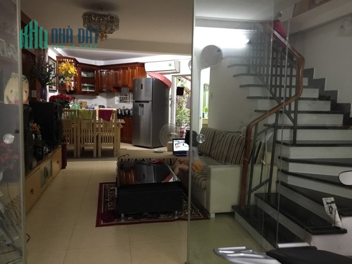 Hơn 4 tỷ, DT 38m2, bán nhà Giang Biên, Long Biên, cạnh trường học, chợ - gara ô tô