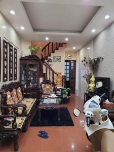 Bán nhà Nguyễn Văn Linh, Long Biên, Nhà đẹp gần phố, tặng nội thất, khu vực an ninh tốt, dân trí