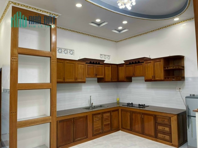 BÁN NHÀ MỚI 2 TẤM, CAO CẤP, CÁCH ĐƯỜNG ĐINH TIÊN HOÀNG 70m, VĨNH LONG