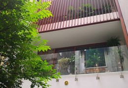 Bán nhà riêng ngõ 82 phố Yên Lãng dt 70 m2 x 4,5 t có sân cổng thoáng sau giá 10,8 tỷ.