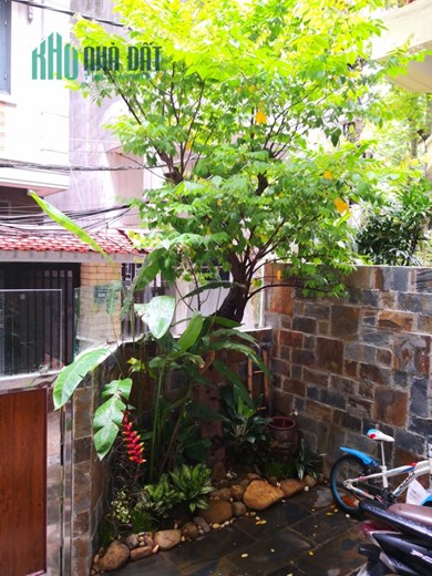 Bán nhà riêng ngõ 82 phố Yên Lãng dt 70 m2 x 4,5 t có sân cổng thoáng sau giá 10,8 tỷ.