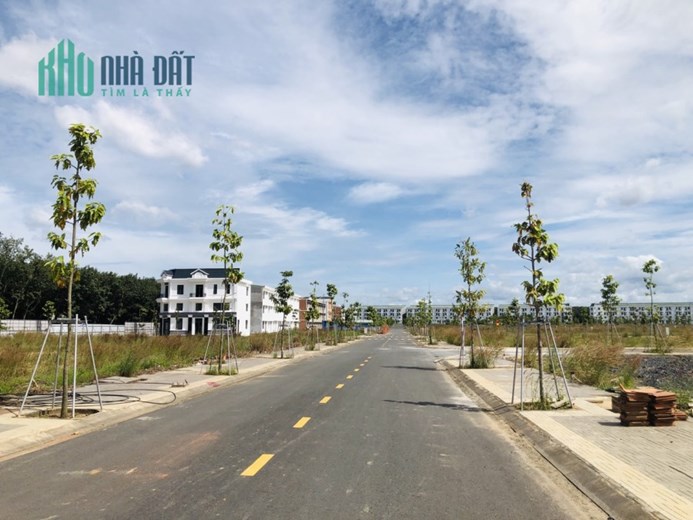 Cần tiền bán lỗ lô đất thổ cư 100m2 mặt tiền 25C gần KCN Nhơn Trạch giá 9tr/m2