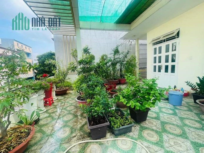 Ngang 6.3x15.5, nở hậu L8.2m. Tổng 114m2. 3 Tầng. Giá 12.5 tỷ tl