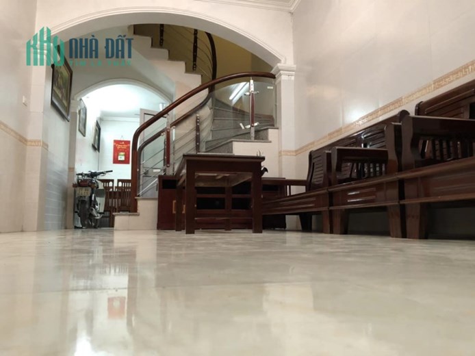 Hoàng Quốc Việt, vỉa hè ô tô tránh, phân lô, 40m2 giá chỉ hơn 6 tỷ, 0866585090