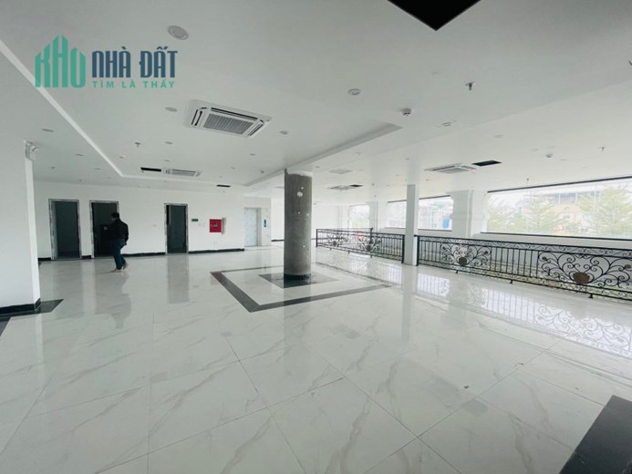 Bán tòa nhà văn phòng 8 tầng mặt phố Hồ Tùng Mậu, 2 Thang máy, 300m2, MT 20m, 125 tỷ