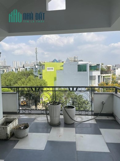 căn Biệt Thự sân vườn,3 tầng, trung tâm Quận 7, góc 2 mặt tiền, 200m2, trên 30 tỷ