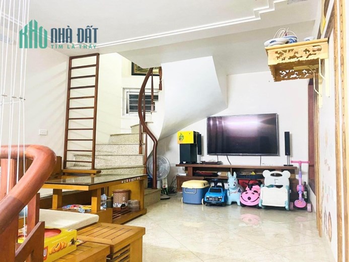 Đội Cấn 28m 5 tầng , chủ để lại toàn bộ nội thất xịn , giá 2.6 tỷ có thương lượng