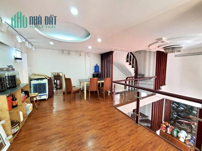 Bán gấp nhà 65m, mặt tiền 5, tại ngõ 12 Bồ Đề, Long Biên, ô tô tránh, giá chỉ 28tr/m2 sử dụng