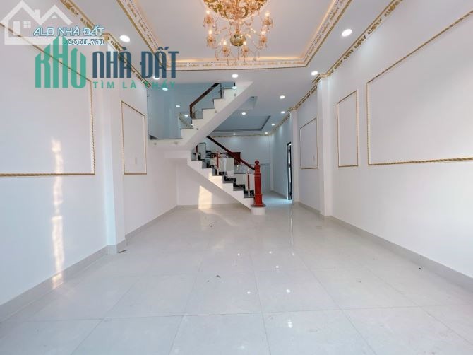 bán nhà mới xây chợ Hưng Long 1trệt,1lầu,sổ hồng riêng,dọn vào ở ngay