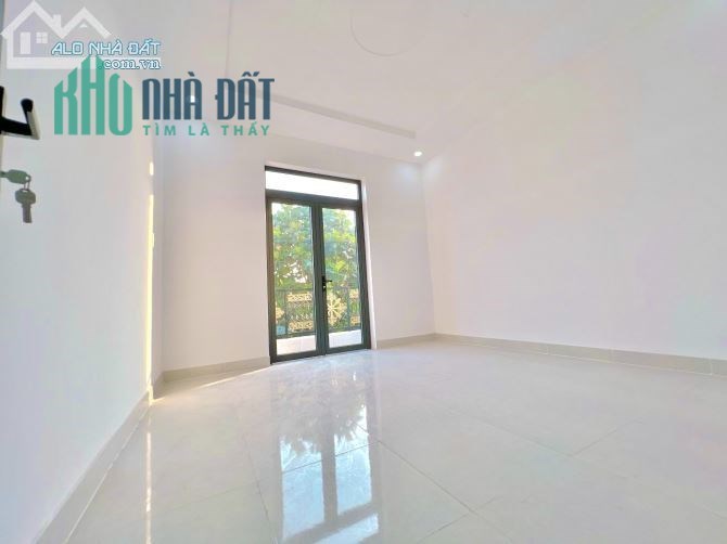 bán nhà mới xây chợ Hưng Long 1trệt,1lầu,sổ hồng riêng,dọn vào ở ngay
