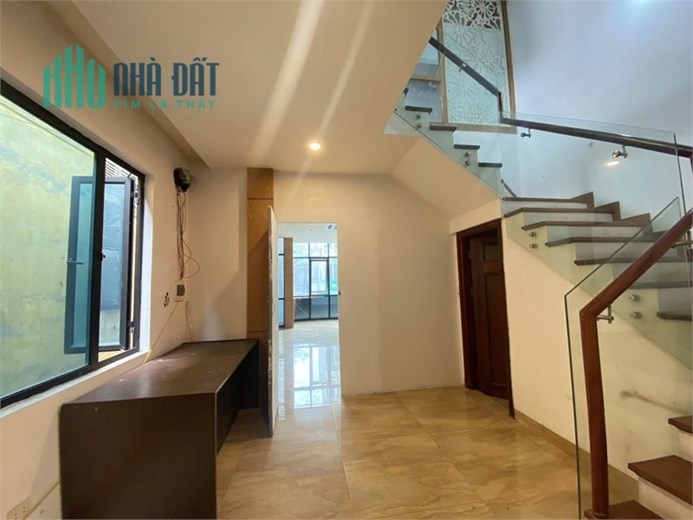 Cho thuê cả nhà mặt phố Nguyễn Lương Bằng, Đống Đa, Hà Nôị 80m2, giá 28 triệu