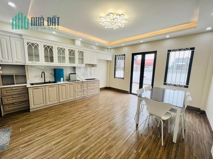 Bán nhà Cầu Giấy , nhà phố Cầu Giấy tặng nội thất ,Thang Máy 49m2 giá 8,9 tỷ(thương lượng)
