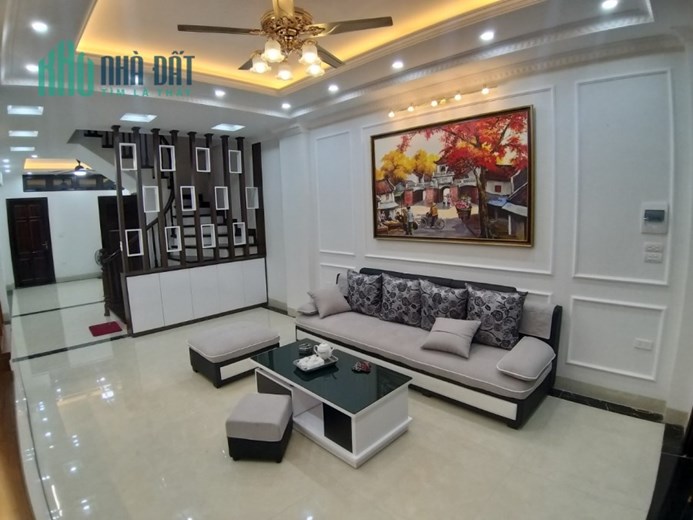 Bán nhà đẹp ở ngay Lạc Long Quân, diên tích 60m2, 5 tầng, mặt tiền 4m, giá 7.99 tỷ