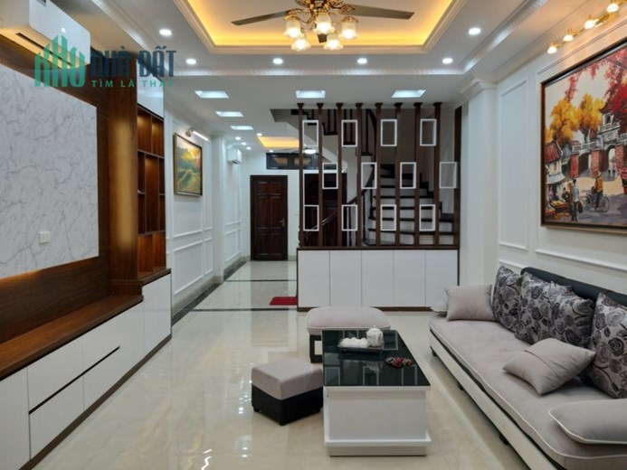 Bán nhà đẹp ở ngay Lạc Long Quân, diên tích 60m2, 5 tầng, mặt tiền 4m, giá 7.99 tỷ
