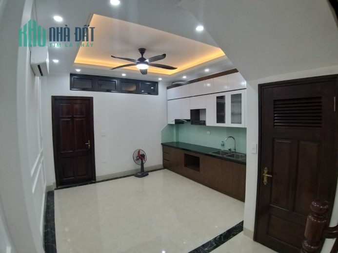 Bán nhà đẹp ở ngay Lạc Long Quân, diên tích 60m2, 5 tầng, mặt tiền 4m, giá 7.99 tỷ