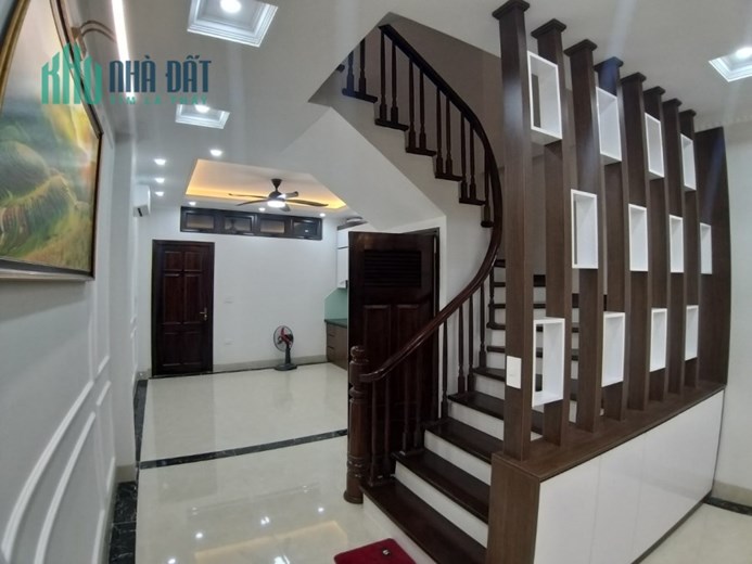 Bán nhà đẹp ở ngay Lạc Long Quân, diên tích 60m2, 5 tầng, mặt tiền 4m, giá 7.99 tỷ
