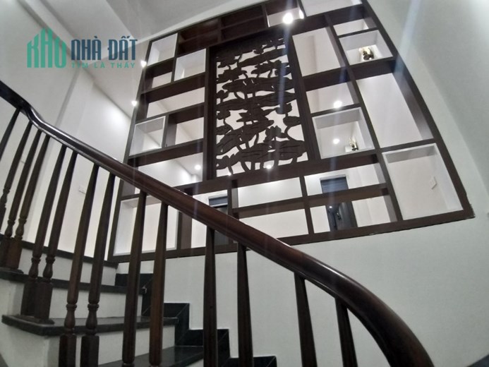 Bán nhà đẹp ở ngay Lạc Long Quân, diên tích 60m2, 5 tầng, mặt tiền 4m, giá 7.99 tỷ
