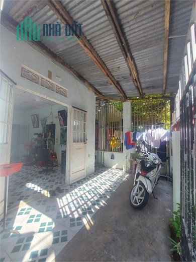 Bán đất tặng nhà C4 kiệt rộng đậu đỗ gần 10 ô tô, Trung tâm Hải Châu, gần các trường học các cấp ở