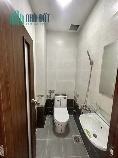 HXH -NHÀ QUẬN 5 GIÁP CÁC QUẬN TRUNG TÂM SÀI GÒN -4 TẦNG -4 PN 5WC