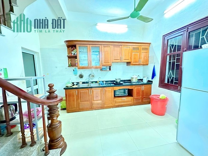 Bán nhà Đại Cồ Việt Hai Bà Trưng 200m2 x 3 tầng, MT 12m giá 39 tỷ