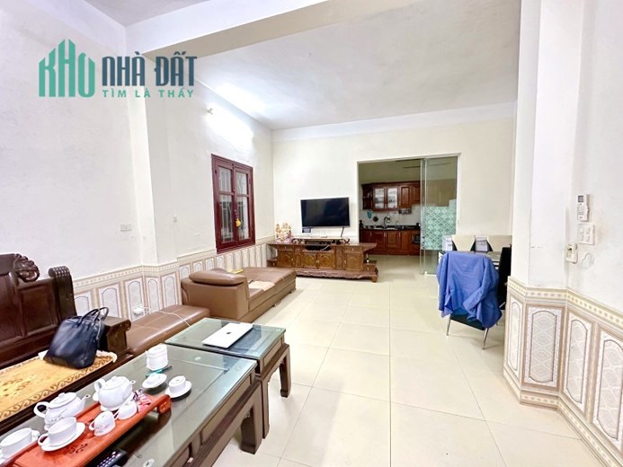 Bán nhà Đại Cồ Việt Hai Bà Trưng 200m2 x 3 tầng, MT 12m giá 39 tỷ