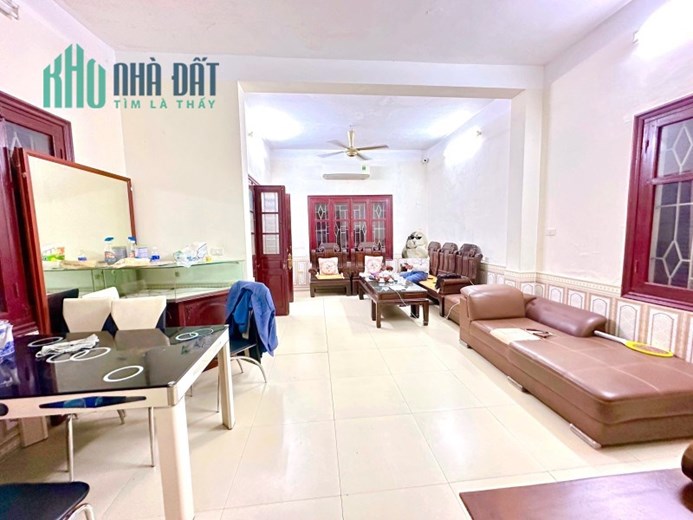 Bán nhà Đại Cồ Việt Hai Bà Trưng 200m2 x 3 tầng, MT 12m giá 39 tỷ