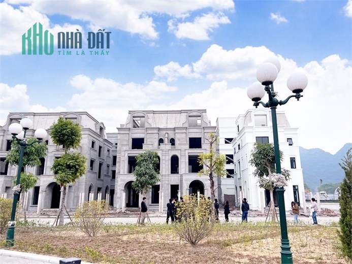 Biệt Thự nghỉ dưỡng trên đường bao biển TP Hạ Long, giá chỉ 11.8 tỷ/lô, DT Sàn 287m, ôm trọn công