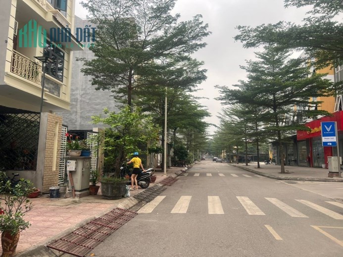 Chính chủ cần bán gấp lô đất kinh doanh ngay chân chung cư An Phú . 
Giá thoả thuận