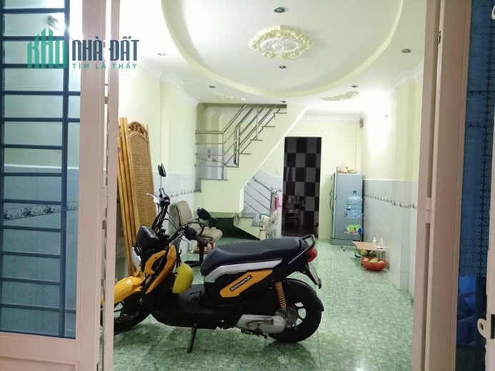Bán nhà HXH đường Trịnh Đình Trọng, Tân Phú, 32m2, 3.3x10, 2 tầng, 2PN, chỉ 4.3 tỷ TL chính chủ.