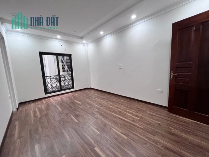 Bán nhà Ngọc Lâm 5 tầng, 33m2, Nhà Đẹp, Gần phố, Nhỉnh 4 tỷ