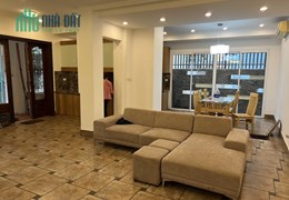 Cho thuê nhà nguyên căn gần ven hồ, ngay cổng phụ phủ Tây Hồ.