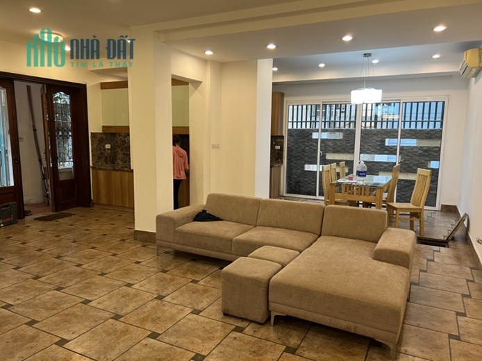 Cho thuê nhà nguyên căn gần ven hồ, ngay cổng phụ phủ Tây Hồ.