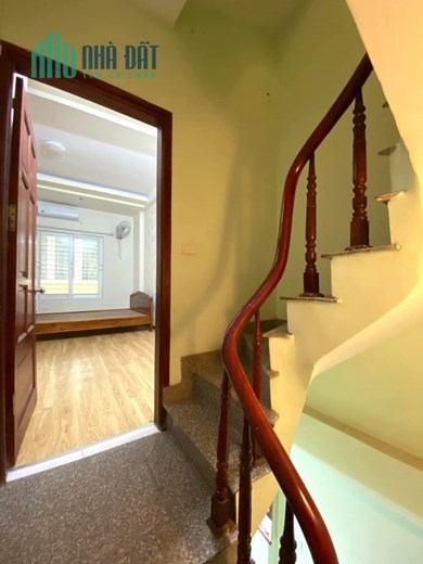 Nhà đẹp Hoàng Mai, 35m2, nhỉnh 3 tỷ, chính chủ, gần ô tô, tặng nội thất.