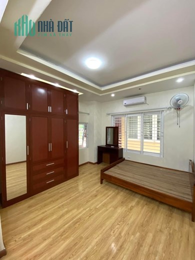 Nhà đẹp Hoàng Mai, 35m2, nhỉnh 3 tỷ, chính chủ, gần ô tô, tặng nội thất.