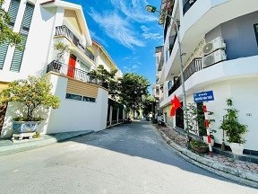 MẶT PHỐ - VỈA HÈ - ÔTÔ TRÁNH - GẦN HỒ - BIỆT THỰ BAO QUANH - NGẬP TRÀN TIỆN ÍCH.