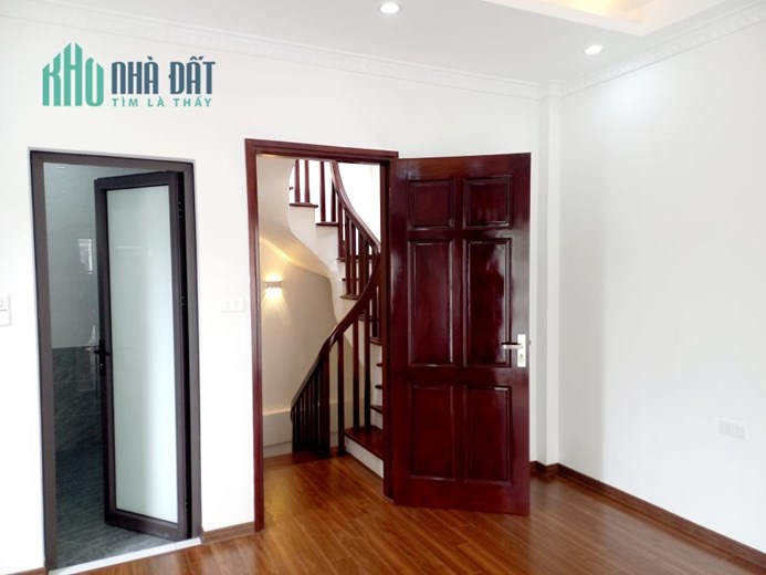 NHÀ PHỐ NGUYỄN SƠN, DT 40M, 5T, 5.3 TỶ, NHÀ ĐẸP, GIÁ RẺ, Ô TÔ ĐỖ CỬA