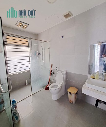 Chị Hiền bán gấp liền kề KĐT Văn Khê gần trường Quốc tế Nhật 83m2 chỉ 9.58 tỷ. LH 0989.62.6116