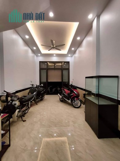 Bán nhà phố Nguyễn Chí Thanh, phân lô, ô tô đỗ, kinh doanh, 5 tầng, 37m2, 10.5 tỷ
