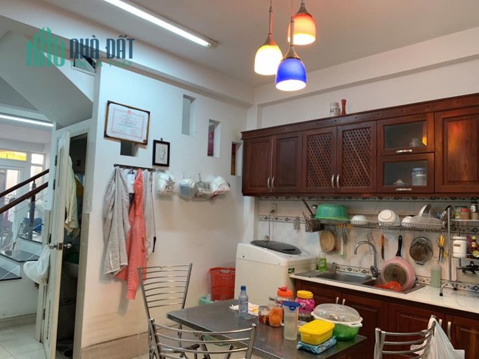 Bán nhà 3 lầu sát mặt tiền Nguyễn Kiệm, Phú Nhuận, diện tích 4.4m x 15m, giá tốt.