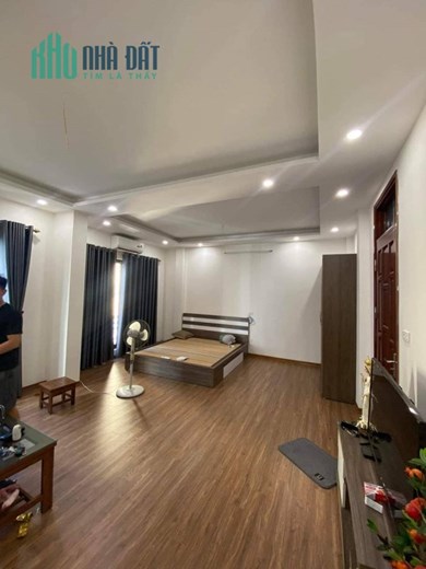 bán nhà  gần Hồ 45m x 5 tầng, mt: 6.3m
CÁCH 10m RA HỒ - 5M RA Ô TÔ TRÁNH