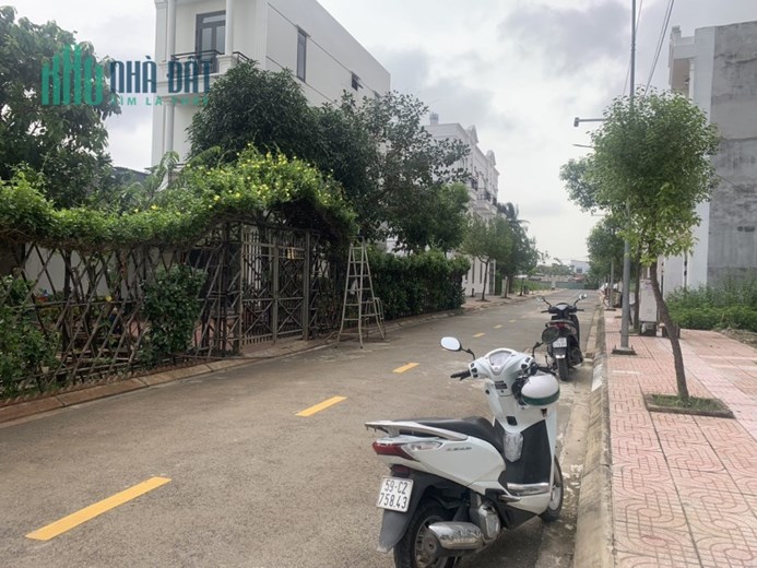 chinh chủ bán đat khu phan lô đung 12 m thạnh xuaam 52 q12 
dt 4.54 x11 gia 2ty9 thuong lượng